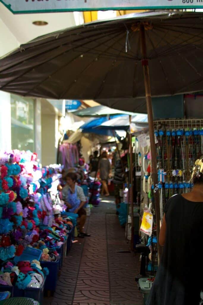 19 Best Place To Buy Souvenirs In Bangkok 3 Sampeng Market Best Place To Buy Souvenirs In Bangkok