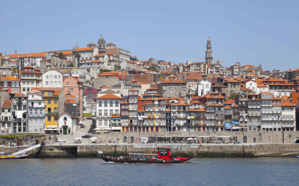 Walk along Ribeira das Naus