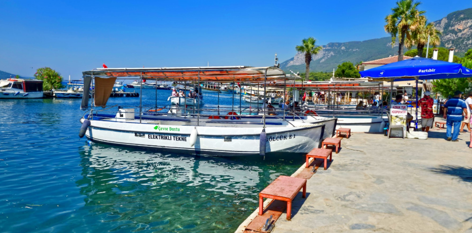 How To Travel on a Tight Budget: Smart Money-Saving Tips 6 Is traveling off-season really cheaper?