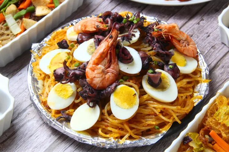 10 Filipino Holiday Special Dishes 10 Pancit Malabon