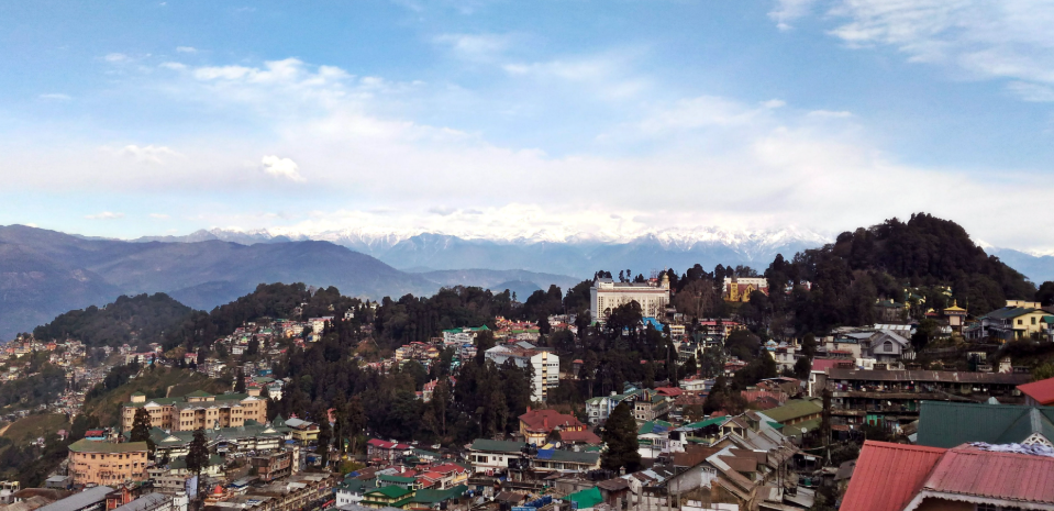 10 Best Romantic Honeymoon Trips in India Under ₹1 Lakh 7 Darjeeling, WB