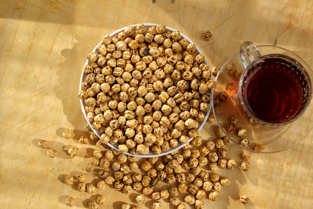 10 Best Travel Snacks for the Road: Healthy & Easy Options 6  Roasted Chickpeas