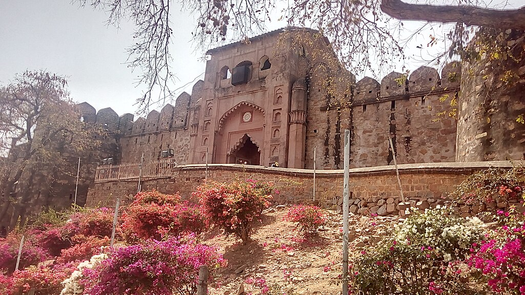 20 Best Heritage Sites In Uttar Pradesh: Explore History & Culture 7 Jhansi Fort