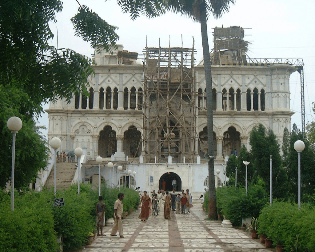 20 Best Heritage Sites In Uttar Pradesh: Explore History & Culture 18 Swami Bagh Samadhi, Agra