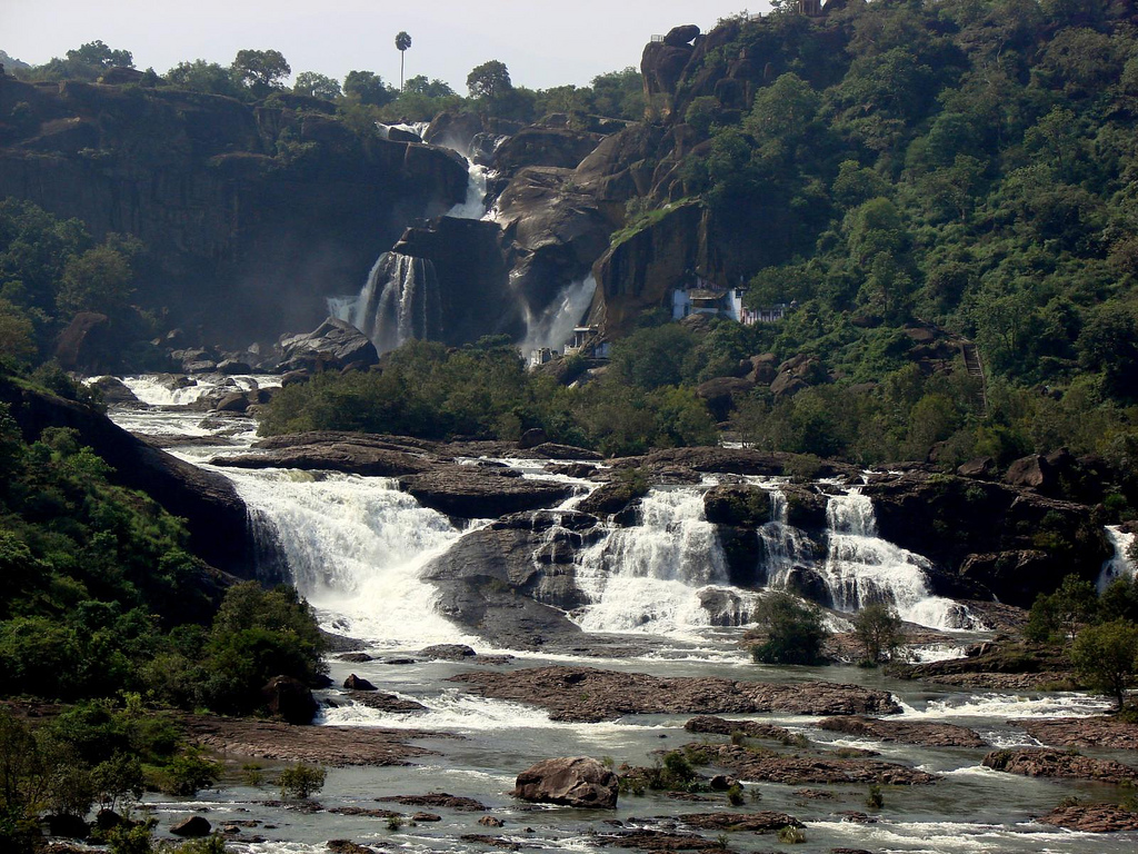 Puliyancholai Falls
