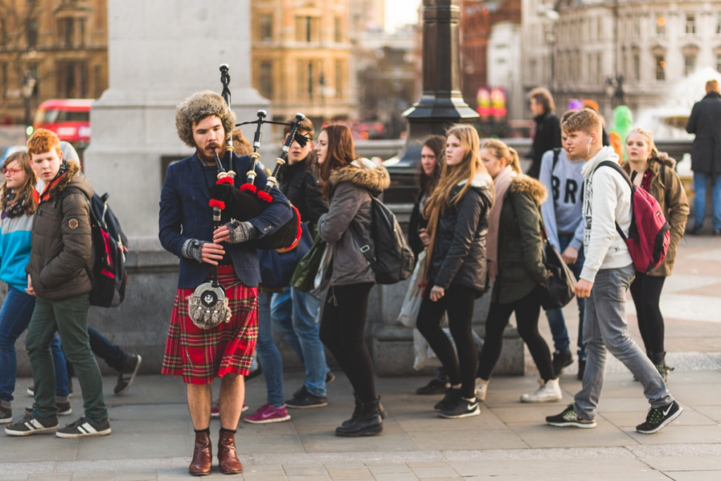 18 Common Travel Scams Tourists Must Avoid Worldwide 3 Street Performer Distractions