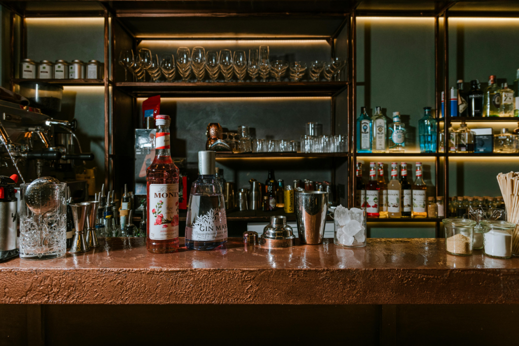 18 Common Travel Scams Tourists Must Avoid Worldwide 11 Expensive Bar Invitations