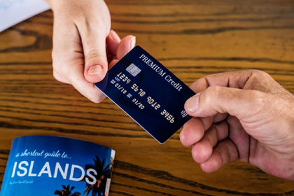 10 Credit Cards Offering Free Airport Lounge Access in 2026